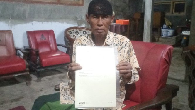 Alwi tunjukkan sertifikat PTSL Desa Sumber Kencono yang salah