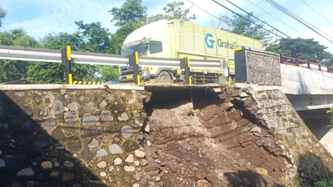 Plengsengan jembatan Alasbuluh 1 jebol diterjang banjir