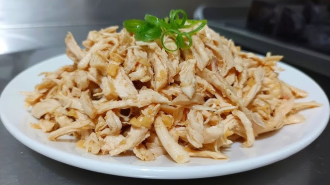 Ayam suwir jahe yang lembut dan gurih