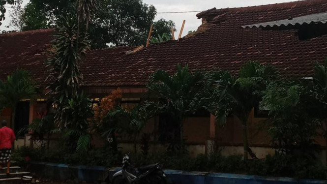 Atap bangunan SD yang ambruk
