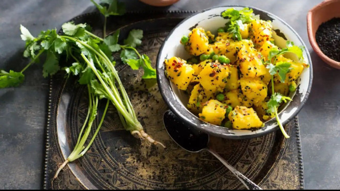 Pedas asam segar salad kentang khas Nepal