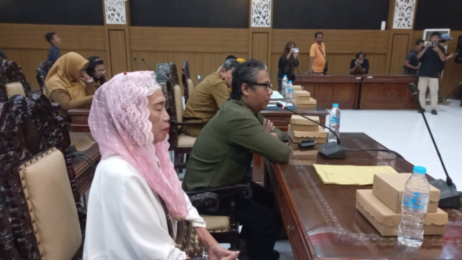 Warga yang sudah merasa jenuh, memperlihatkan video razia