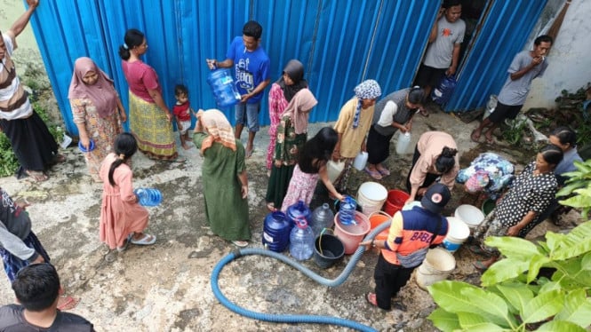 Antrian warga yang menunggu jatah air bersih
