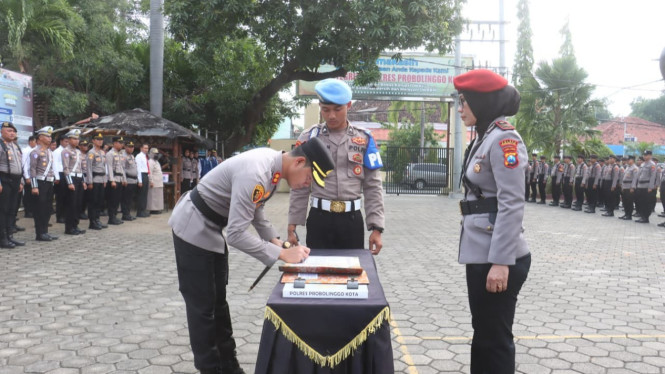 Penandatanganan Sertijab oleh Kapolres