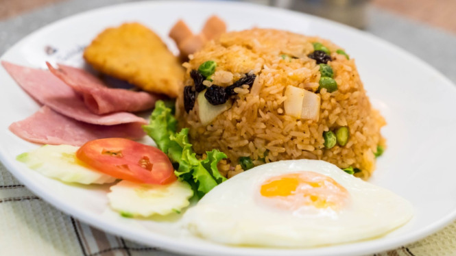 Nasi goreng terasi dengan telur mata sapi dan smokebeef