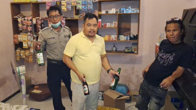 Kanit Reskrim Polsek Wongsorejo, Aipda Oktorio (tengah)