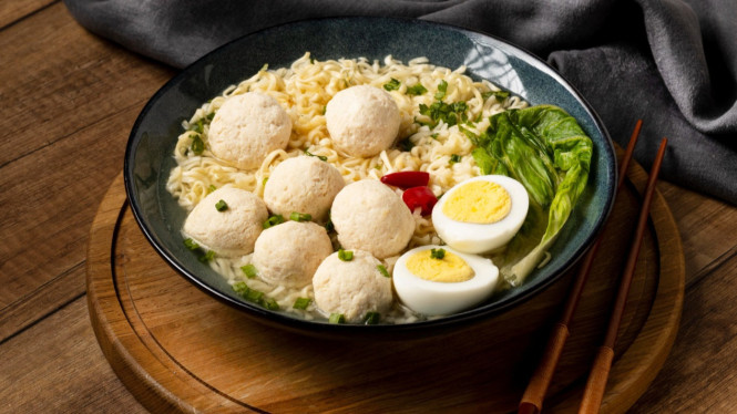 Bakso sapi kuah disajikan dengan mie