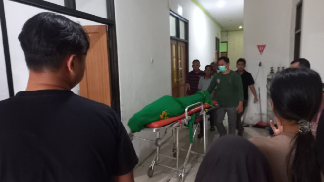 Jenazah dibawa pulang setelah ditindak lanjuti di RSUD