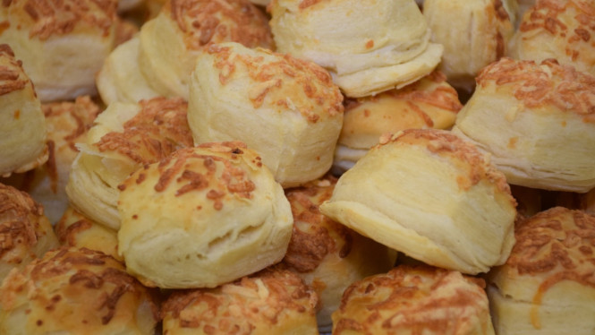 Gurihnya cheese scones renyah nan lembut