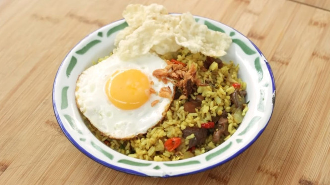 Nasi goreng terasi hangat siap santap
