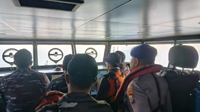 Tim gabungan di ajungan kapal