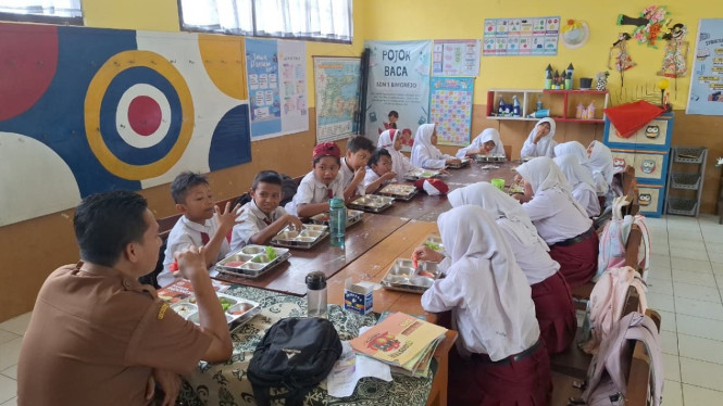 Murid-Murid SDN 1 Bimorejo Menikmati MBG