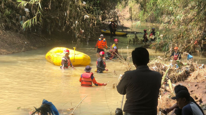 Tim Operasi Desa Semendi melakukan penyisiran sungai bayeman