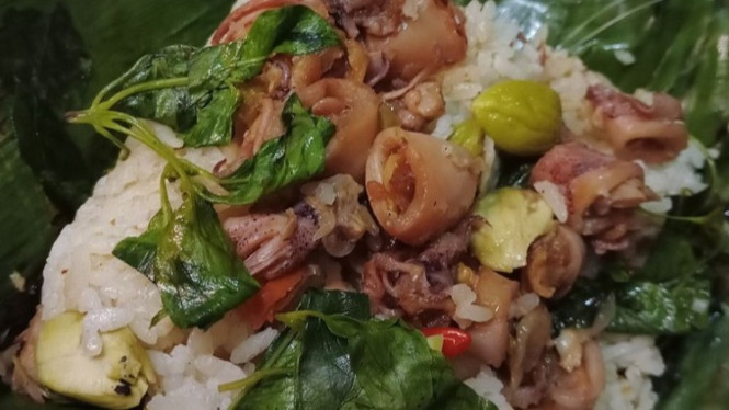 Nasi bakar cumi segar makanan unik