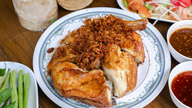 Ayam penyet disajikan sebagai hidangan utama