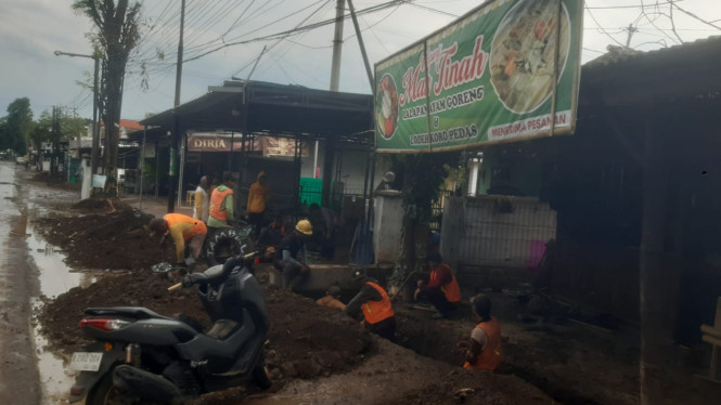 Normalisasi saluran drainase depan RTH Bajulmati