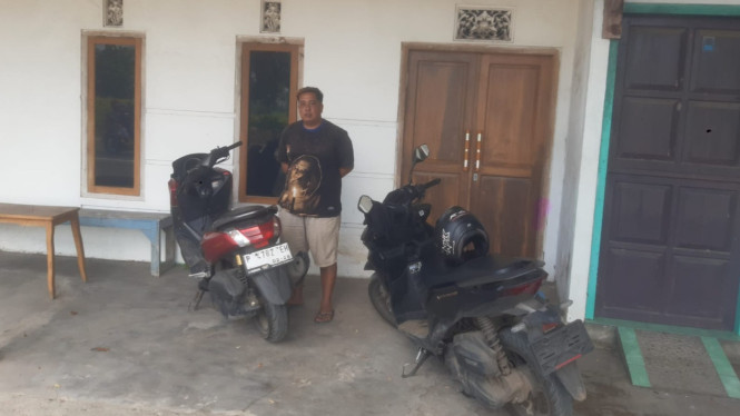 Lucky Trianto didepan tempat tinggalnya
