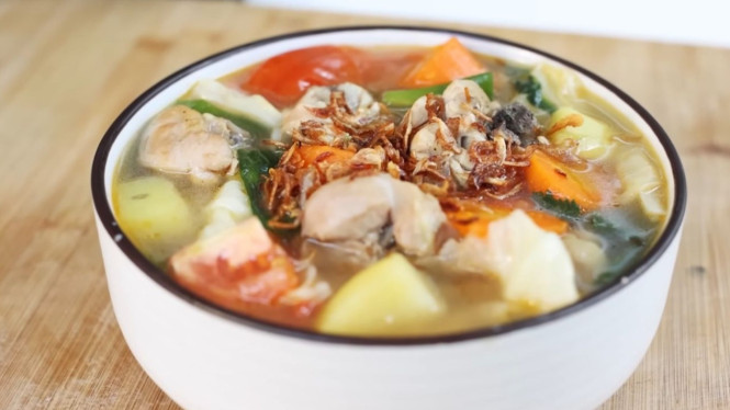 Sup ayam hangat, cocok untuk buka puasa