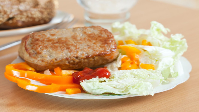Daging hamburg siap untuk disajikan dengan rice bowl
