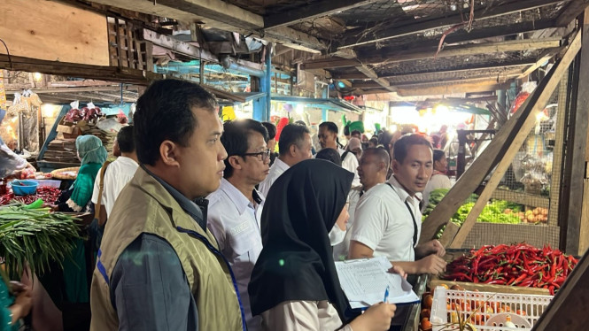 Satgas melakukan pengecekan di pasar tradisional