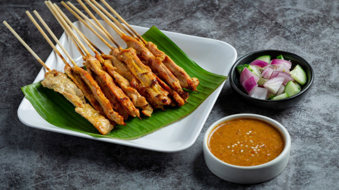 Sate ayam singapura dengan saus kacang khas