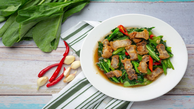 Kreasi ayam goreng dan kailan krispi