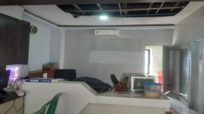 Plafon ruang pelayanan Desa Sumber Kencono jebol