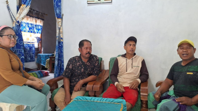 Busairi (topi kuning) bersama kerabatnya