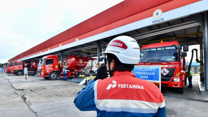 Pengisian BBM oleh PT Pertamina.