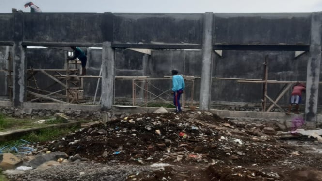 Pekerja minim dan Tanah uruk dipenuhi sampah di KDMP Bajulmati
