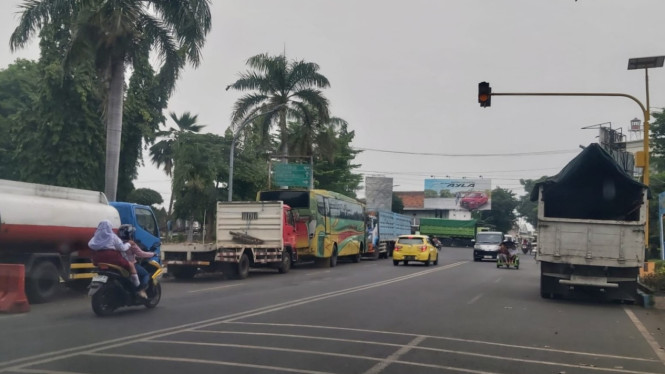 BB Laka bus dan truk yang parkir di tepi jalan depan kantor Satlantas,.