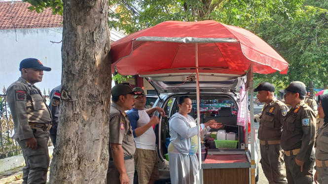 Penindakan PKL di jalan Cokro