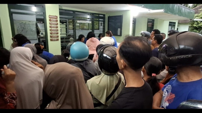 Warga antri di warung nasi murah sejak sore hingga jelang berbuka