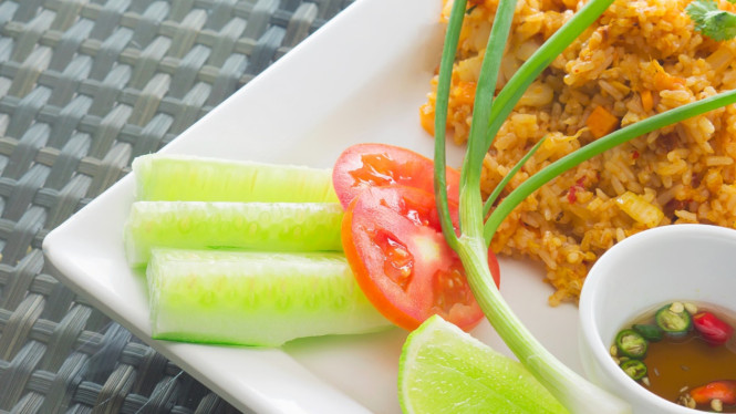 Resep ayam suwir pedas dan nasi daun jeruk