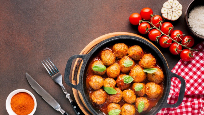 Bakso goreng yang dipadukan dengan saus oseng