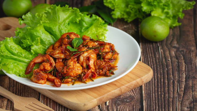 Udang goreng dicampur dengan saus balado yang gurih