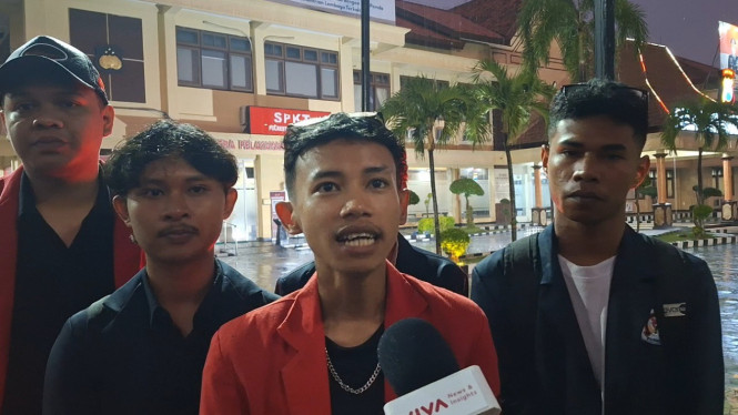 Mahasiswa Pecinta Polisi Serahkan THR untuk Polri