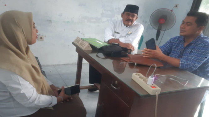 Anggota BPD Bajulmati, Husnul Khotimah (Kiri)