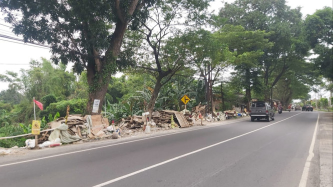 Material limbah proyek PT.Mayora Kejayan yang dibuang di pinggir jalan