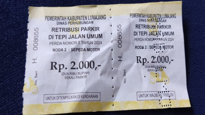 Bukti karcis yang dipakai juru parkir menarik pengguna jalan roda dua