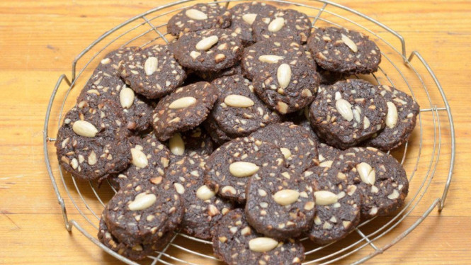Black almond cookies untuk stok camilan