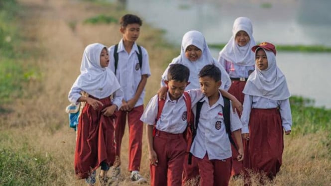 Ilustrasi anak siswa berangkat sekolah.