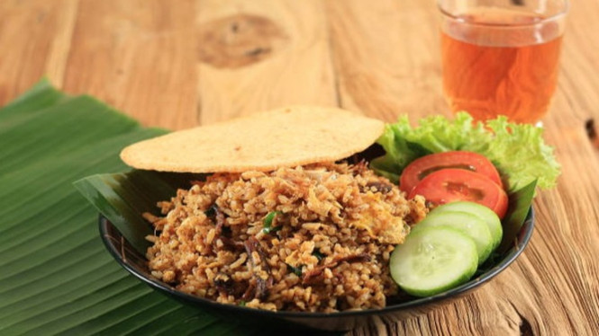 Nasi goreng daging rendang mudah diikuti