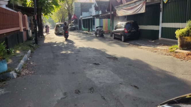 Salah satu ruas jalan yang berlubang di pusat kota Lumajang dan belum ada tindakan
