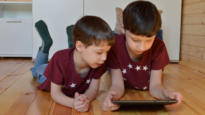 Ilustrasi anak-anak bermain gadget.