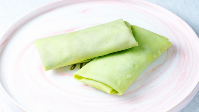 Sepiring adonan risol matcha yang siap dibalur dan digoreng