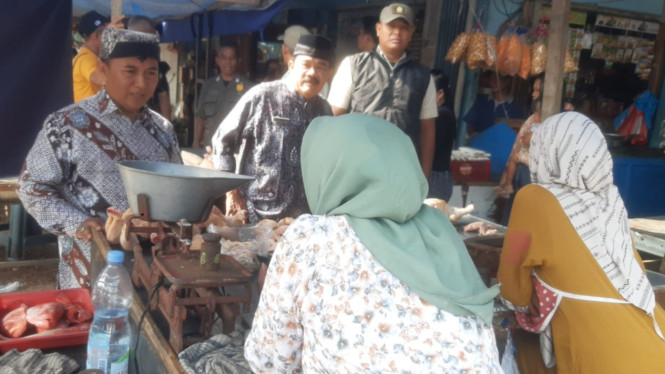 Camat Wongsorejo, Mohammad Mahfud (Kiri)
