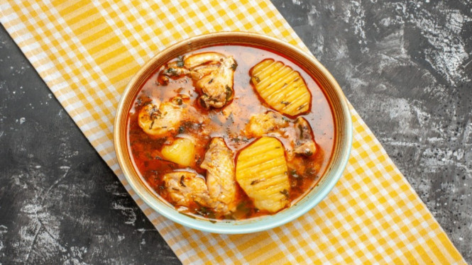 Semangkok semur ayam yang gurih dan hangat