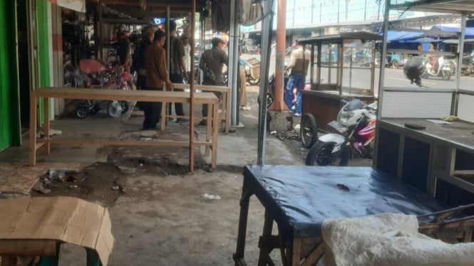 Lapak PKL di areal Pasar Desa Bajulmati