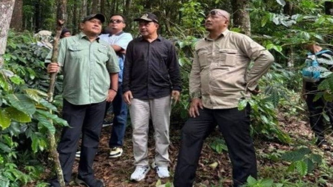 Tim Pansus DPRD Kab.Pasuruan saat tinjau kawasan hutan yang akan dijadikan real estate di Prigen.